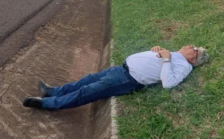 asomadetodosafetos.com - Após problema em carro, homem dorme em beira de rodovia e foto viraliza