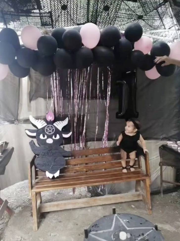 asomadetodosafetos.com - Mãe é criticada por comemorar aniversário da filha com tema diabólico: "É um bebê!"