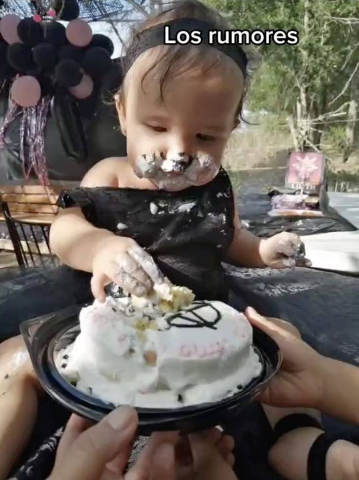 asomadetodosafetos.com - Mãe é criticada por comemorar aniversário da filha com tema diabólico: "É um bebê!"