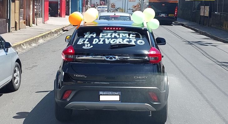 asomadetodosafetos.com - Homem assinou o divórcio e decorou seu carro com balões para comemorar na rua: "Foi um alívio"
