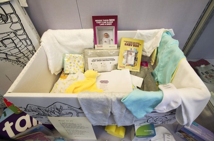 asomadetodosafetos.com - O governo escocês distribui 'caixas de maternidade' para apoiar as mães mais pobres. Também serve de berço