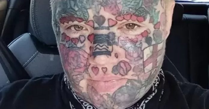 Mulher viciada em tatuagem desabafa que não consegue emprego e mostra rosto antes dos desenhos