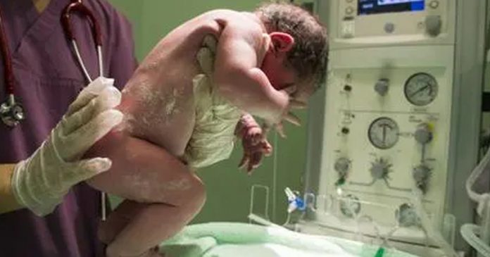 Mulher que está há sete meses em coma dá à luz a bebê saudável: “Altamente incomum”