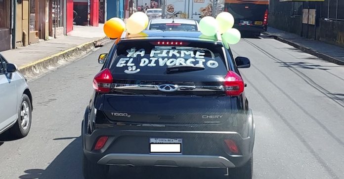 Homem assinou o divórcio e decorou seu carro com balões para comemorar na rua: “Foi um alívio”
