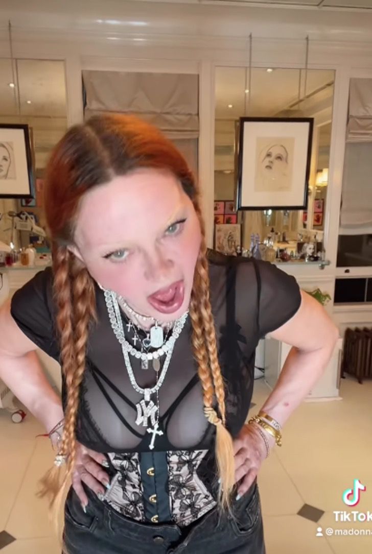asomadetodosafetos.com - Madonna causa desconforto no Instagram com novo vídeo em que lambe tigela de cachorro