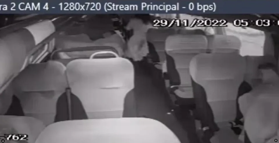 asomadetodosafetos.com - Câmeras de segurança mostram momento que jovem é atacada por desconhecida em ônibus