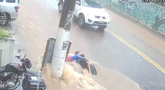 asomadetodosafetos.com - Vídeo mostra crianças sendo arrastadas por enxurrada e salvas por motoboy