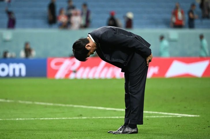 asomadetodosafetos.com - Japoneses limparam o estádio mais uma vez e técnico reverencia torcida no último jogo do Japão