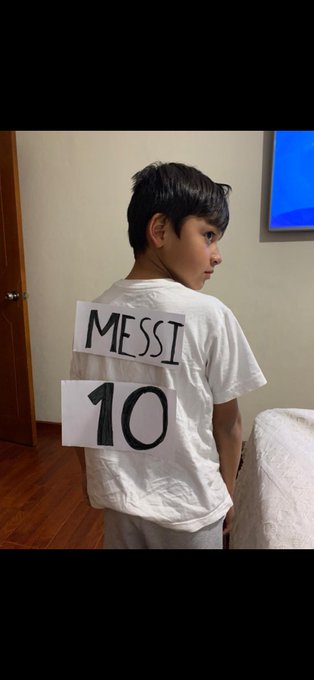 asomadetodosafetos.com - Garotinho que improvisou camisa de Messi com papel ganhará original de presente