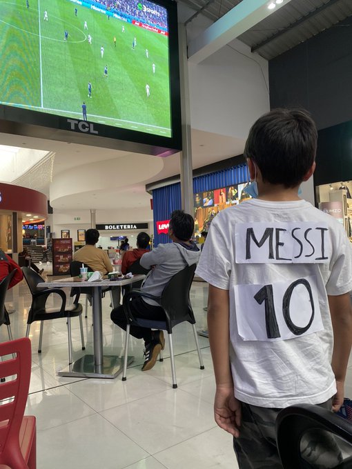 asomadetodosafetos.com - Garotinho que improvisou camisa de Messi com papel ganhará original de presente