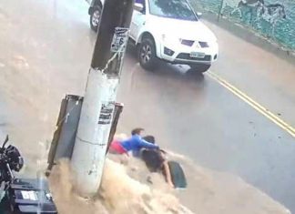 Vídeo mostra crianças sendo arrastadas por enxurrada e salvas por motoboy