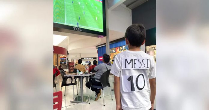 Garotinho que improvisou camisa de Messi com papel ganhará original de presente