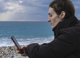 Mulher que derrubou iPhone no mar reencontra aparelho depois de um ano em perfeito funcionamento