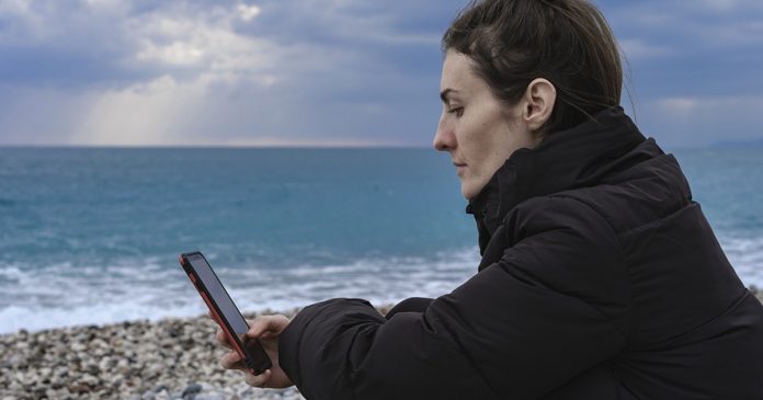 Mulher que derrubou iPhone no mar reencontra aparelho depois de um ano em perfeito funcionamento