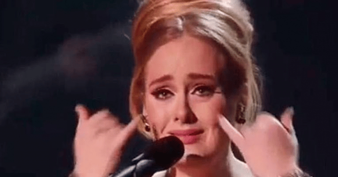 Fã que perdeu a esposa faz Adele cair em lágrimas em meio de show. Assista!