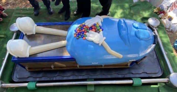 Último desejo: Avó é enterrada em caixão personalizado com chocolates M&M’s