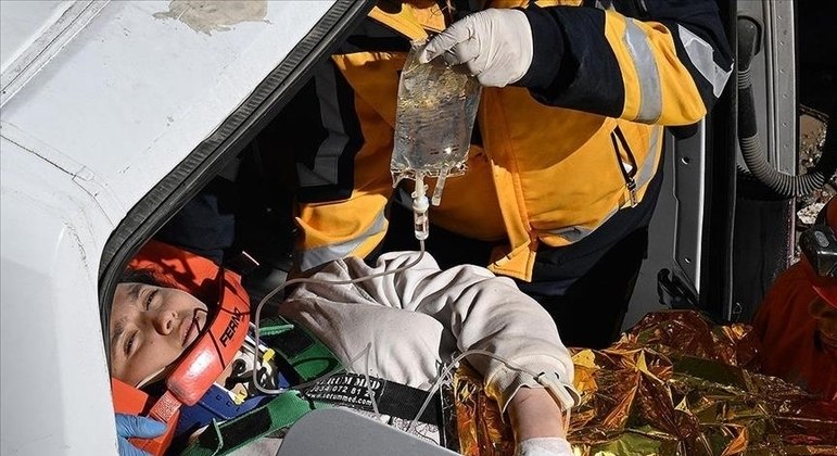 asomadetodosafetos.com - Jovem de 17 anos é resgatada com vida após mais de 10 dias sob escombros na Turquia
