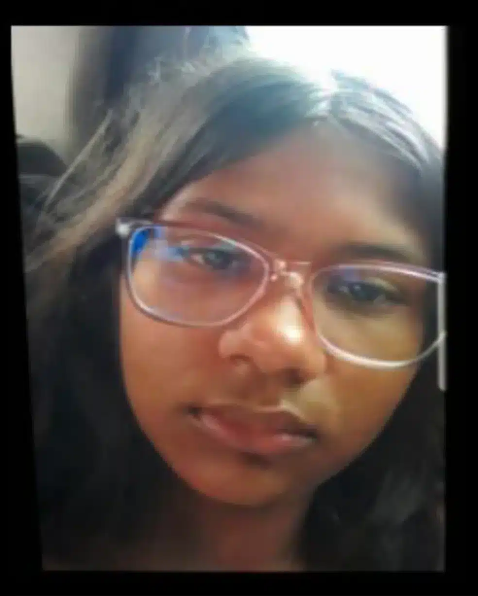 asomadetodosafetos.com - Menina de 12 anos que está desaparecida manda foto para prima e preocupa família: "Olhar triste"