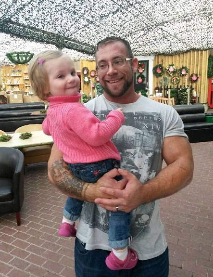 asomadetodosafetos.com - Pais homenageiam filha com tatuagem idêntica à sua marca de nascença: "Doloroso, mas valeu a pena"