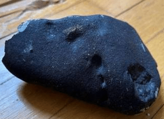 Raro meteorito de bilhões de anos cai quebra telhado em casa nos Estados Unidos