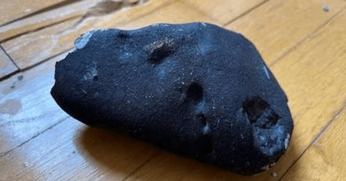 Raro meteorito de bilhões de anos cai quebra telhado em casa nos Estados Unidos