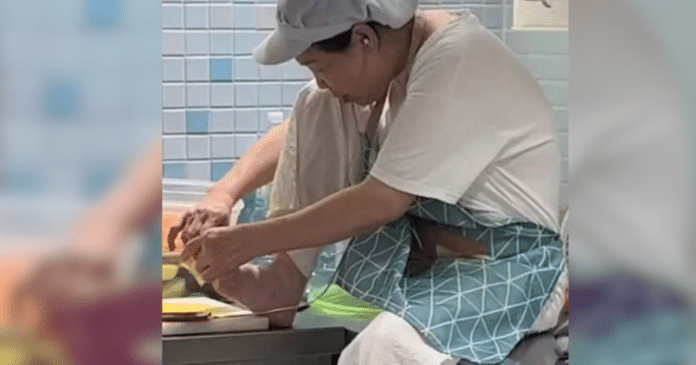 Vídeo mostra funcionária cortando as unhas em cozinha de restaurante e causa revolta