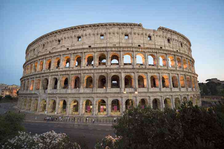 asomadetodosafetos.com - Turista arranha parede do Coliseu com seu nome e o da namorada: "Não sabia que era tão antigo"