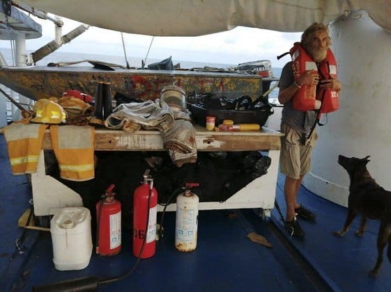 asomadetodosafetos.com - Homem que passou 2 meses à deriva no mar decide doar cadelinha que o acompanhou