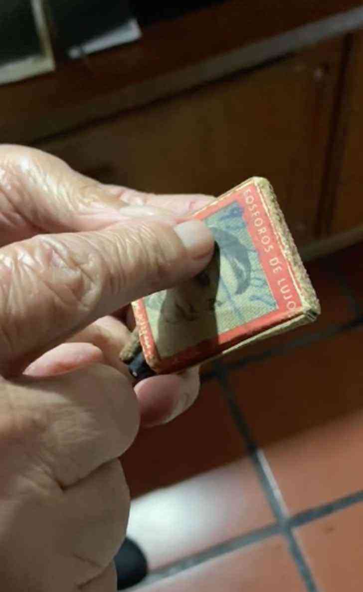 asomadetodosafetos.com - História de amor: Idoso guarda caixa de fósforos com o número da esposa por 70 anos
