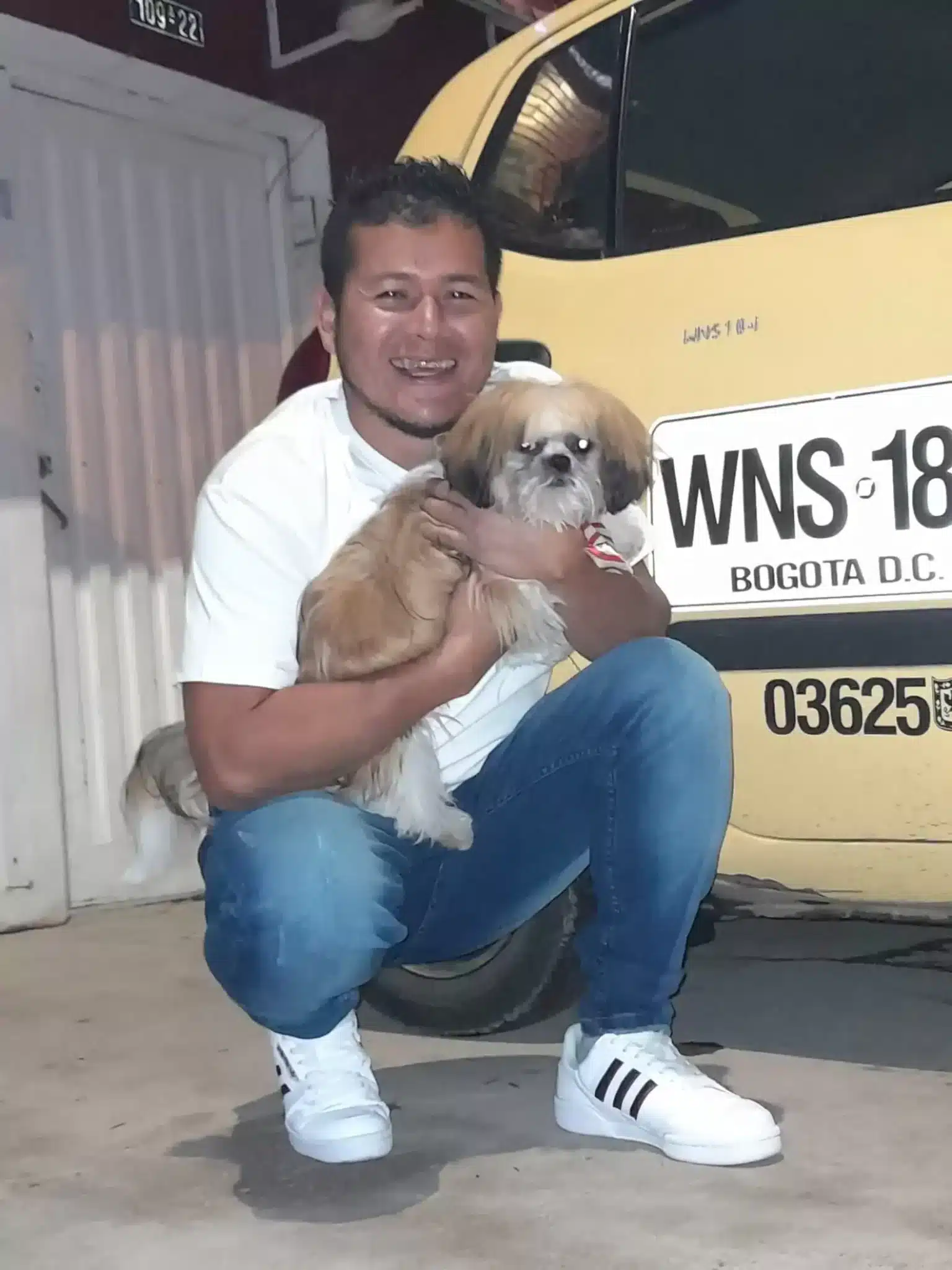 asomadetodosafetos.com - Motorista encontra cãozinho abandonado junto de bilhete no banco de trás de seu táxi