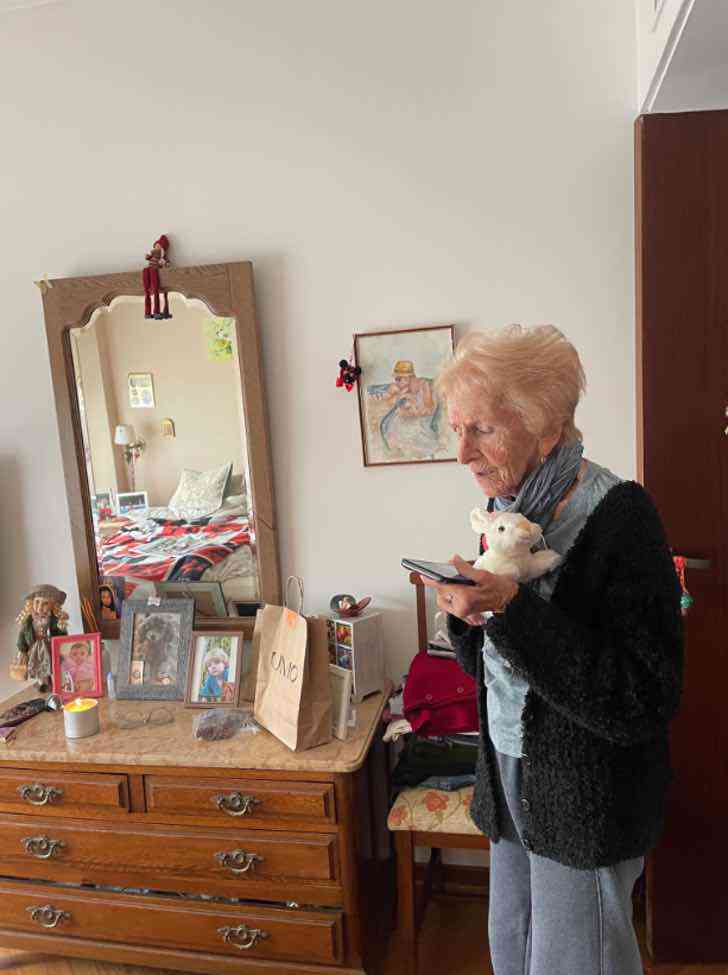 asomadetodosafetos.com - Vovó que nunca teve brinquedos ganha bichinhos de pelúcia aos 96 anos: "São meus filhos"