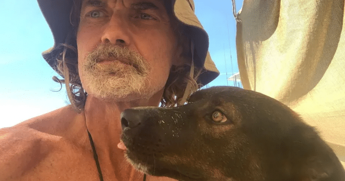Homem que passou 2 meses à deriva no mar decide doar cadelinha que o acompanhou