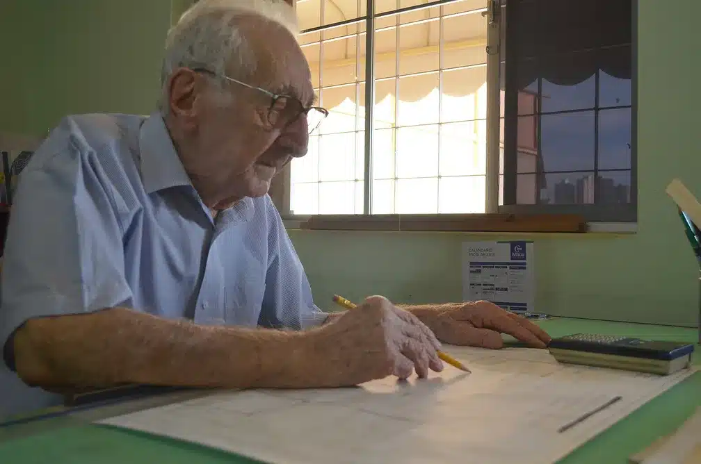 asomadetodosafetos.com - Aos 90 anos, ele desafia o tempo e conquista o sonho de cursar Arquitetura