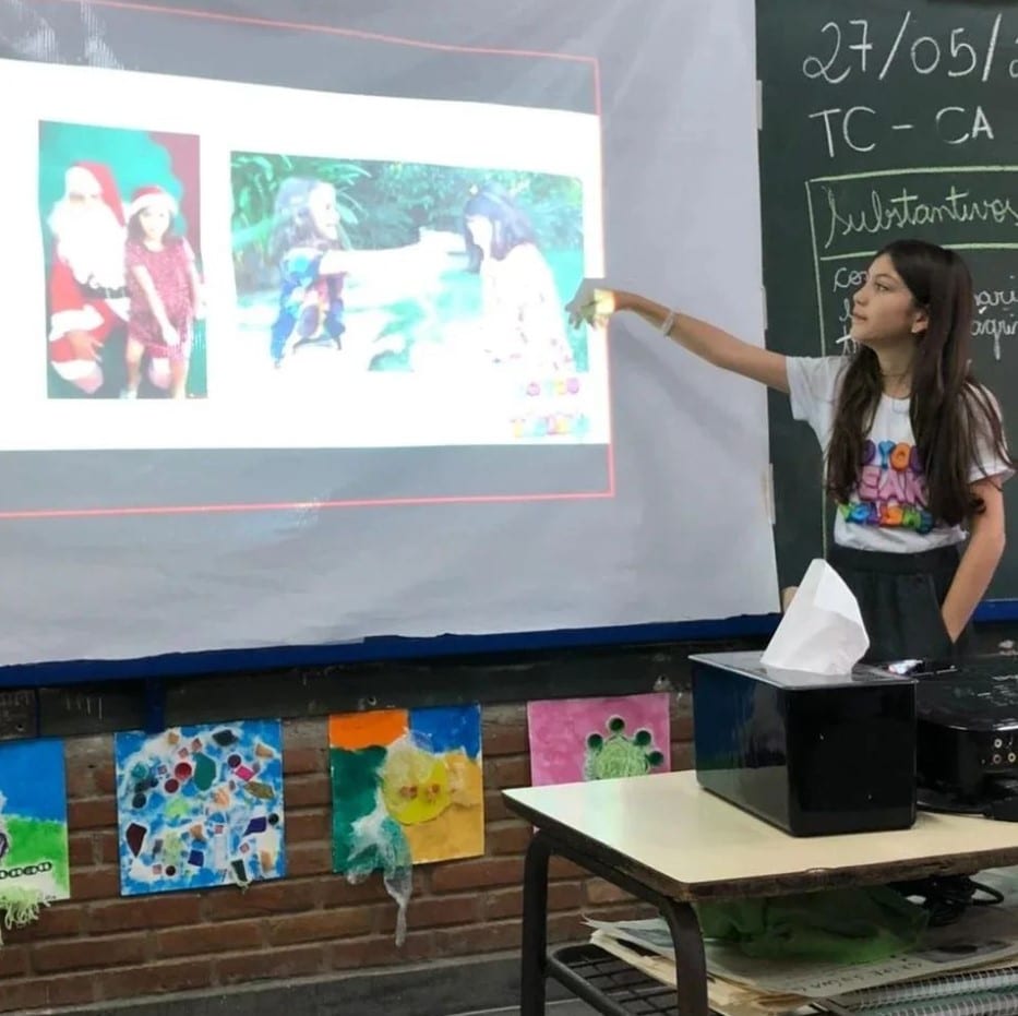 asomadetodosafetos.com - Menina de 11 anos leciona inglês para alunos de baixa renda: "Miniprofessora"