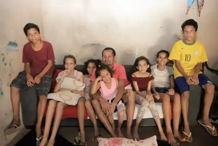 asomadetodosafetos.com - Após divórcio, vigia que cuida de 7 filhos sozinho: “São minha vida, a minha paixão”