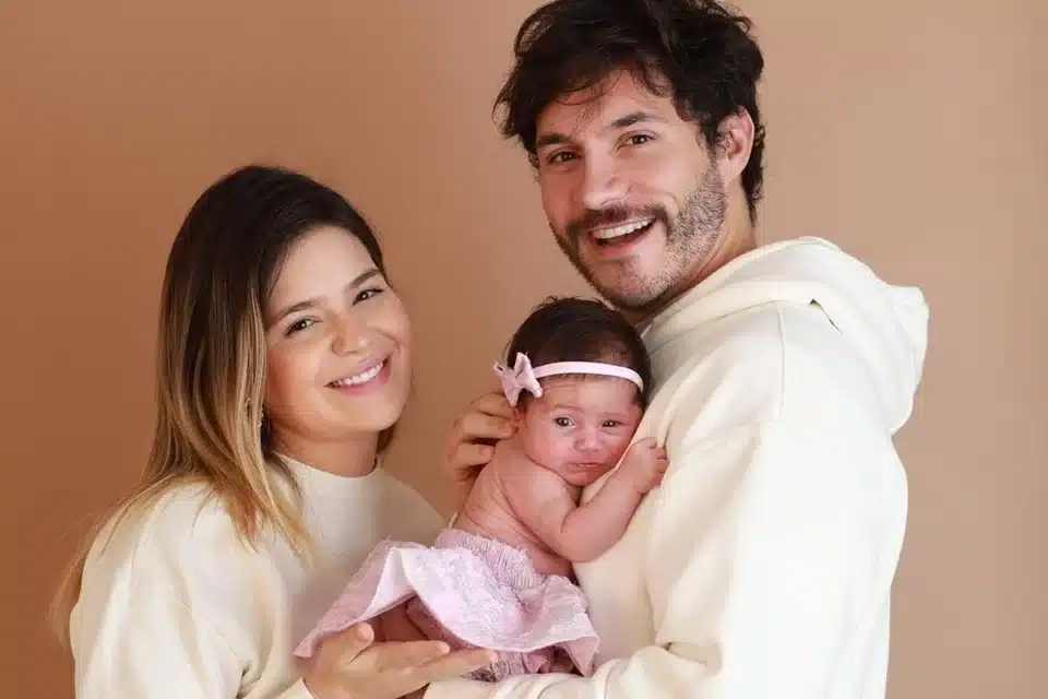 asomadetodosafetos.com - Eliezer rebate críticas ao peso da filha de 4 meses: "Se coloquem no nosso lugar"