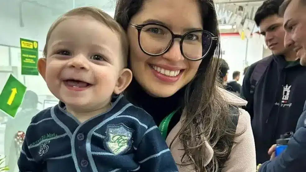 asomadetodosafetos.com - Bebê acompanha os pais em curso desde os 35 dias de vida e ganha sua própria beca
