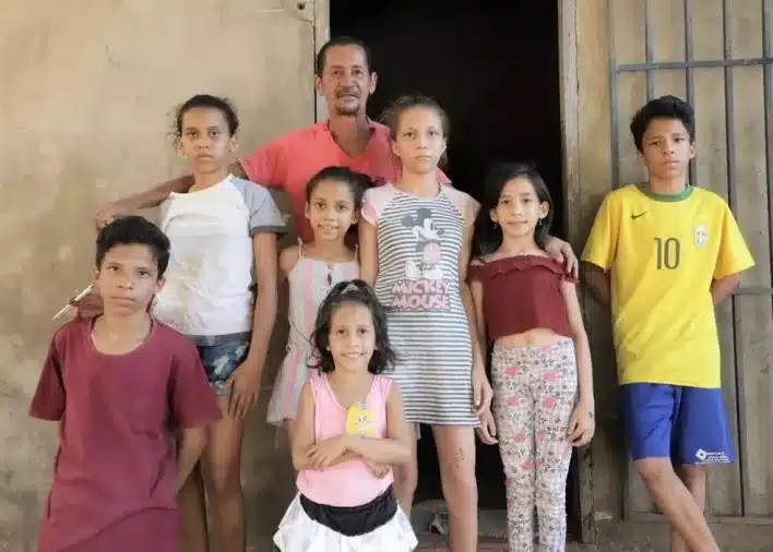 asomadetodosafetos.com - Após divórcio, vigia que cuida de 7 filhos sozinho: “São minha vida, a minha paixão”
