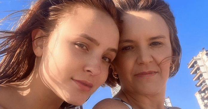 Mãe de Larissa Manoela teria quebrado dente da atriz em briga