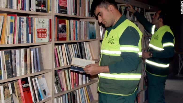 asomadetodosafetos.com - Com livros encontrados no lixo, coletores de lixo montam biblioteca comunitária