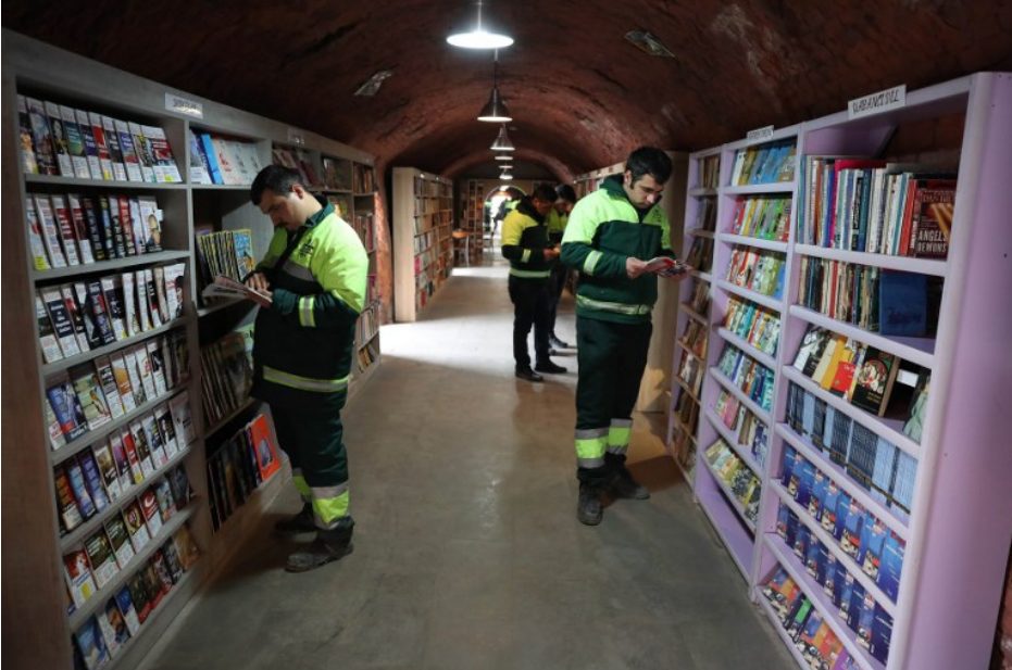 asomadetodosafetos.com - Com livros encontrados no lixo, coletores de lixo montam biblioteca comunitária