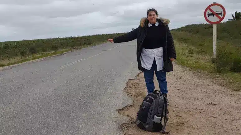 asomadetodosafetos.com - Professora uruguaia viaja 108 km de carona diariamente para ensinar duas crianças em escola rural