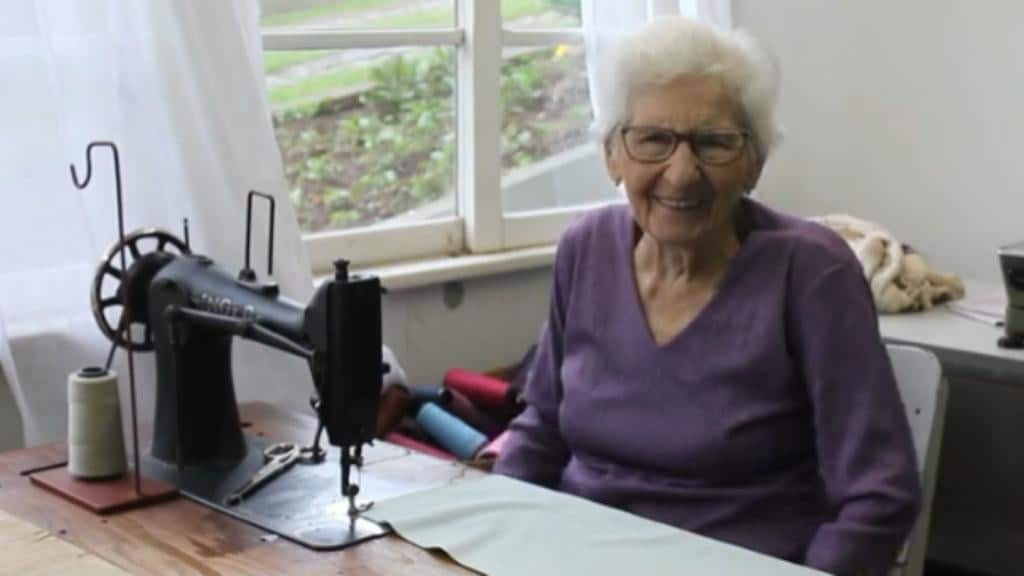asomadetodosafetos.com - Com 72 anos de profissão, costureira de 95 anos compartilha seu segredo de longevidade