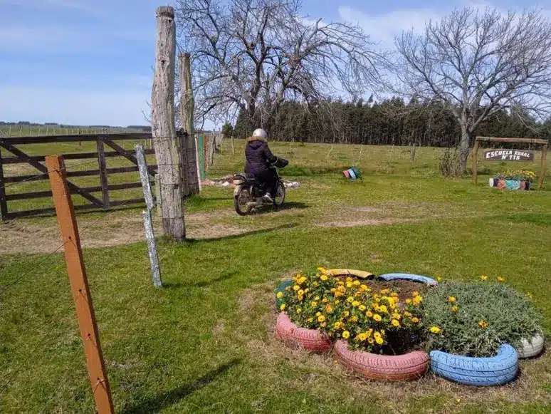 asomadetodosafetos.com - Professora uruguaia viaja 108 km de carona diariamente para ensinar duas crianças em escola rural