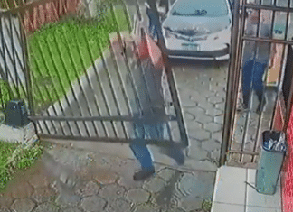 Porteiro se recusa a abrir portão de condomínio para policiais e reação inesperada é filmada; assista