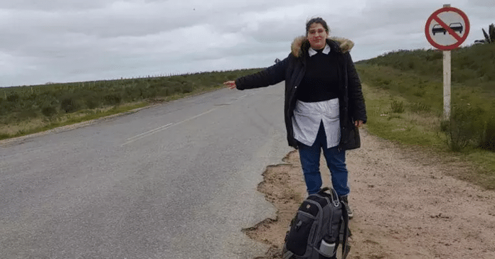 Professora uruguaia viaja 108 km de carona diariamente para ensinar duas crianças em escola rural