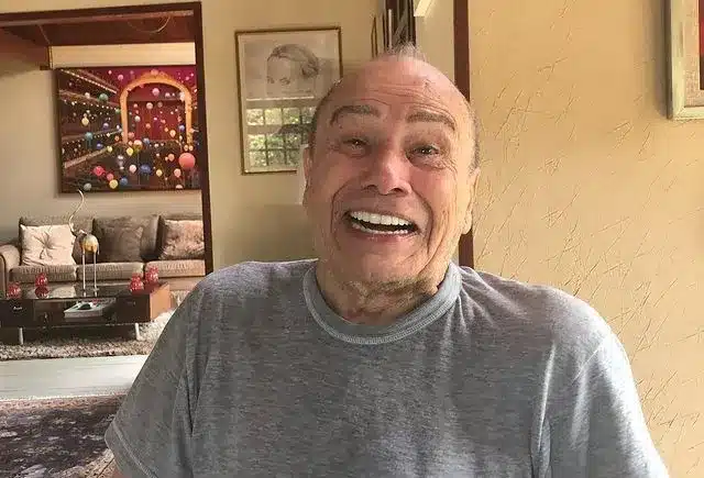 asomadetodosafetos.com - Ator Stenio Garcia, aos 91 anos, revela detalhes de sua vida íntima: “Rola de tudo aqui em casa”