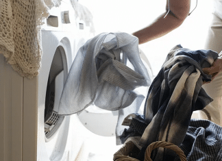 Mãe se revolta com falta de ajuda nas tarefas domésticas e para de lavar roupas dos filhos