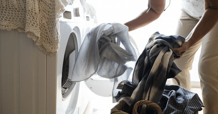 Mãe se revolta com falta de ajuda nas tarefas domésticas e para de lavar roupas dos filhos