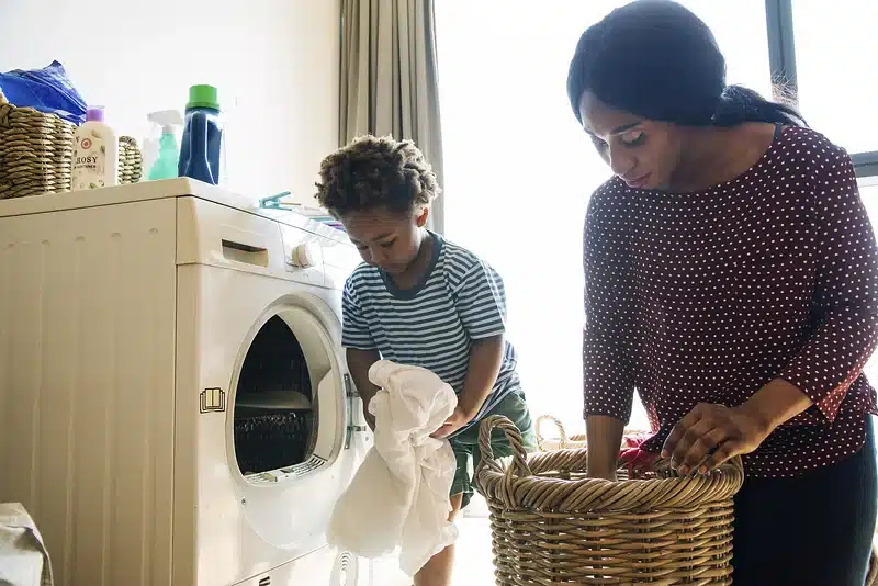 asomadetodosafetos.com - Mãe se revolta com falta de ajuda nas tarefas domésticas e para de lavar roupas dos filhos